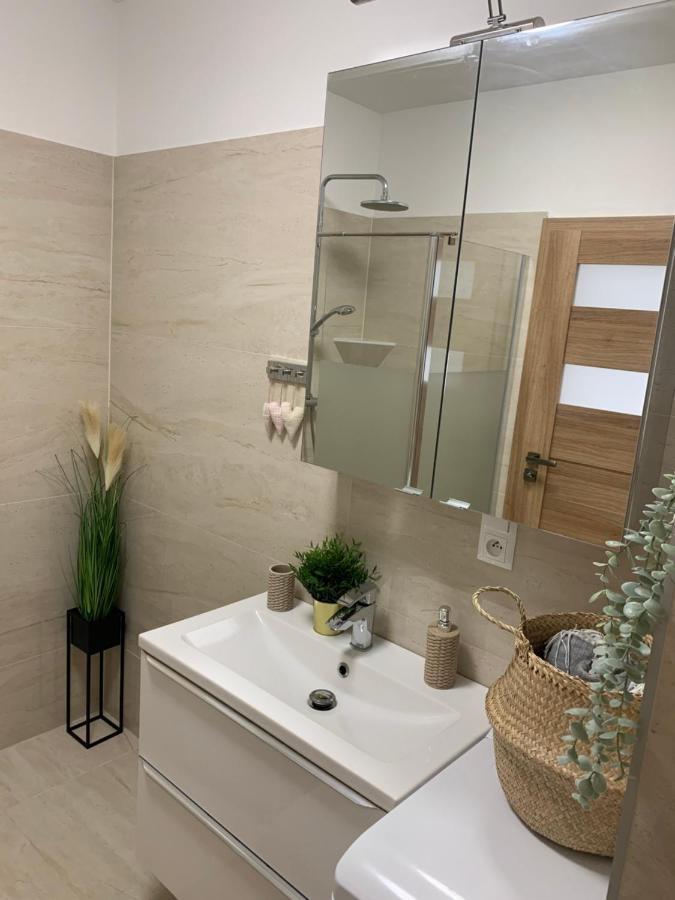 Cozy 2-Bedroom Vacation Apartment With Entire Top Floor Gaj  Buitenkant foto